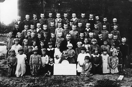 Uczniowie Publicznej Szkoły Powszechnej z 1932 r. Postaci uczniów niezidentyfikowane.